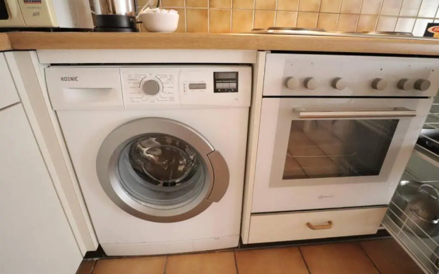 Comfortable, very well located between train station and lake!