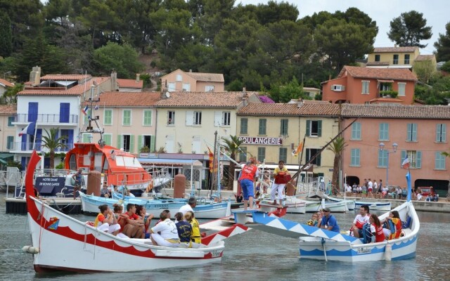 Studio in Saint-mandrier-sur-mer, With Enclosed Garden - 100 m From th