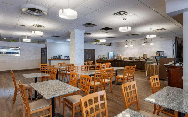 Econo Lodge Inn & Suites Toronto Airport