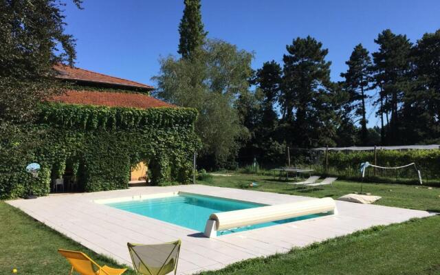Magnificent Renovated Farmhouse - 10 Min A7 -