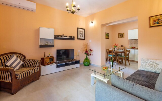 Beautiful Apartment in Sisan With Wifi and 2 Bedrooms