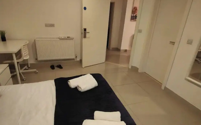 Leeds 3 Bed En-suites Apartment Retreat- Sleeps 9