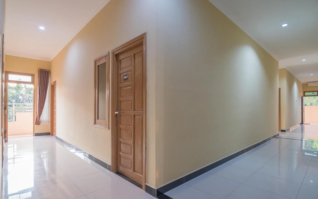 RedDoorz Plus near Syamsudin Noor Airport 3