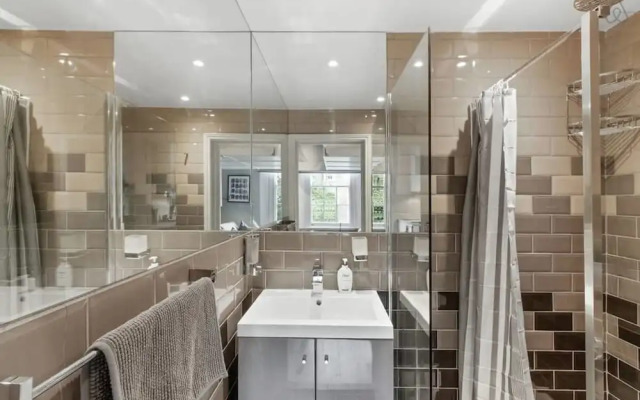 Contemporary Studio W/suspended Bed in Camden Town