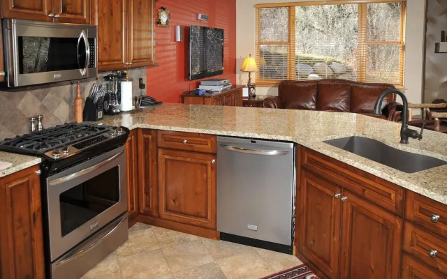 Canyon Run I-101 3 Bedroom Condo by RedAwning