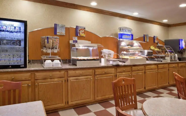 Holiday Inn Express And Suites Napoleon