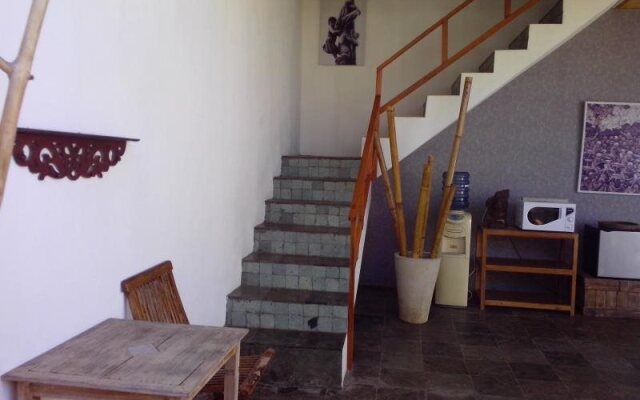 Aris Villa