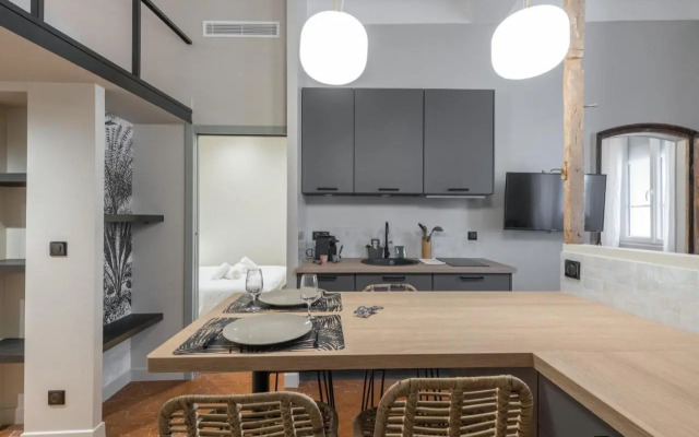 Charming 2 Bdr Old Town