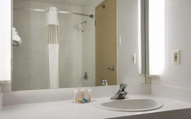 Travelodge Hotel by Wyndham Montreal Airport