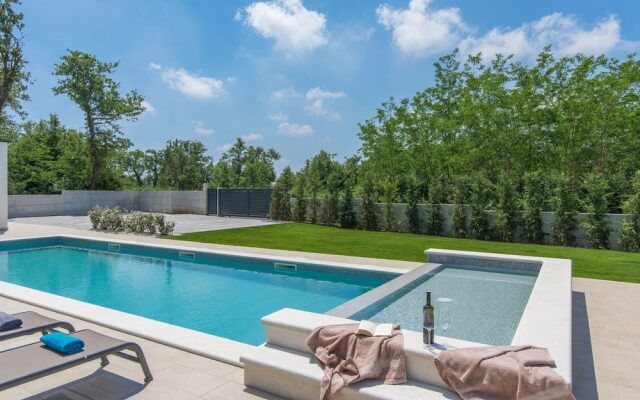 Deluxe Villa in Porec With Wellness Centre & Pool