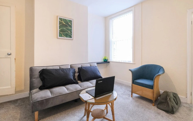 Lovely Large 2-bed House With 2 Reception Rooms