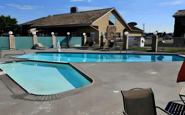 Econo Lodge Inn & Suites