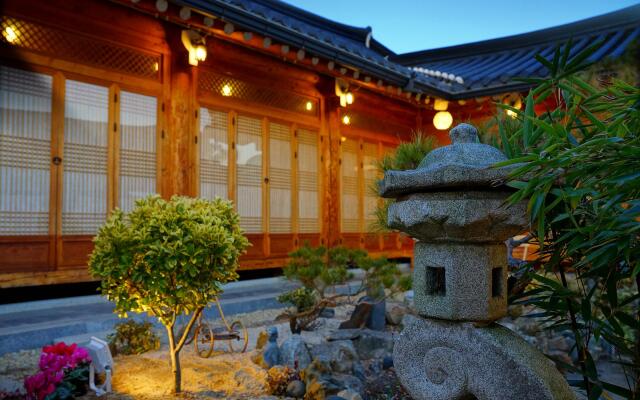 Jeonju Hanok Maeul Sukbak Sarang Gadeuk