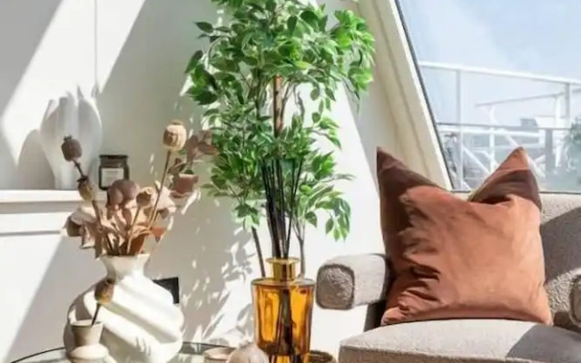 Cheyne Walk Houseboat by Onefinestay