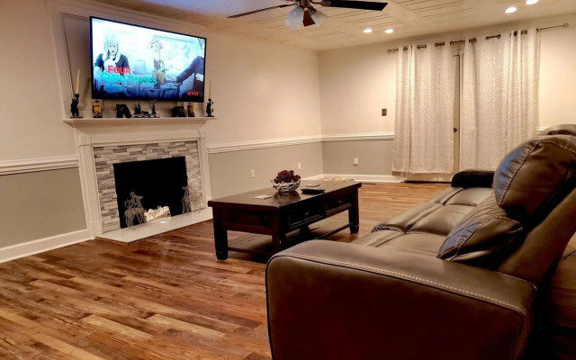 Kernersville Hot Tub Pool Arcade Gym Wifi Coffee