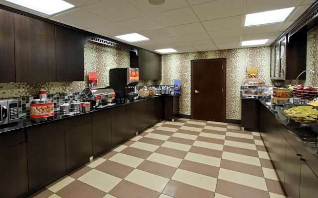 Hampton Inn & Suites Newtown