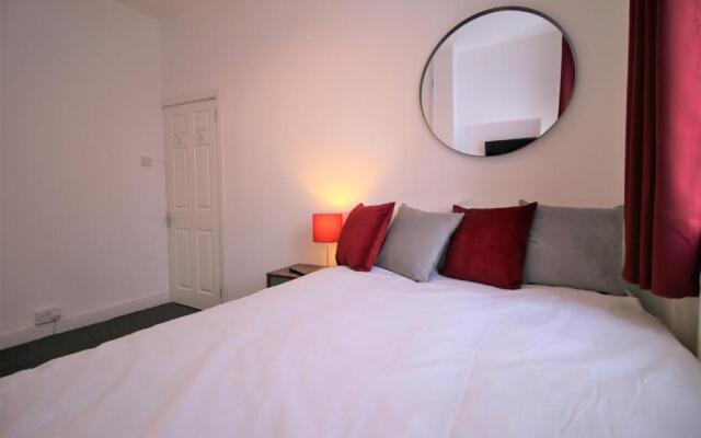Three Bedroom Townhouse - Free Local Parking - by PROPERTY PROMISE