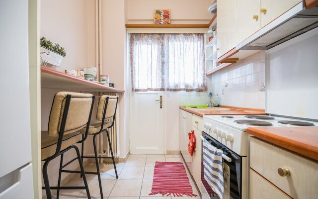 Comfortable Central Athens Flat  by Cloudkeys