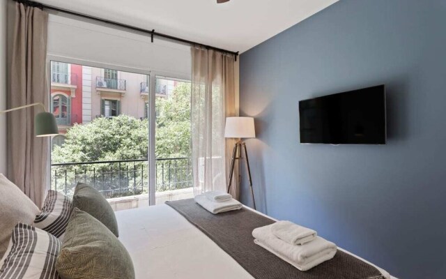 Designer 4 Bed Apt W Balcony Near Placa Catalunya