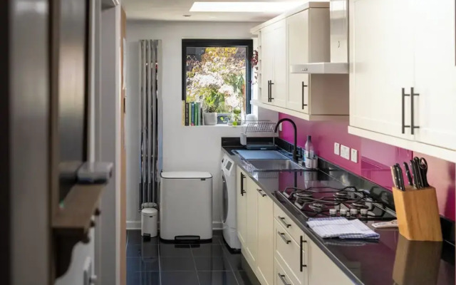 Stylish 2BD with Private Garden & Sauna