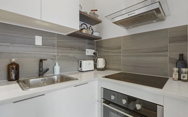 Central Quiet 2BR Apt -  Wifi -  Parking