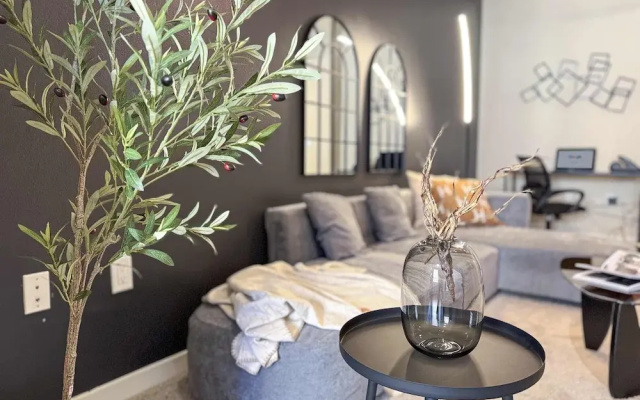 Modern Comfort W Pool GYM Parking 10 Min to Cedars
