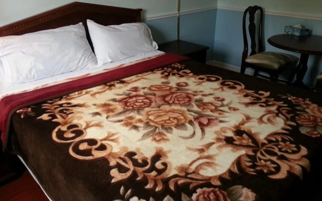 Queensway Motel