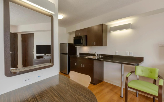 Motel 6 Airdrie, AB
