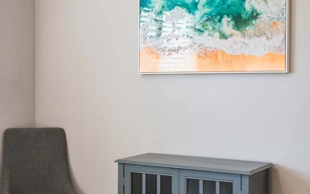 Spacious Retreat Near Iconic LA Sights