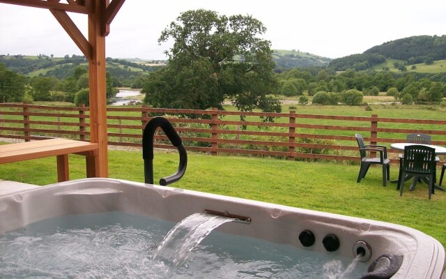 Beautiful Apartment With Jacuzzi Surrounded By The Nature Of Llandovery