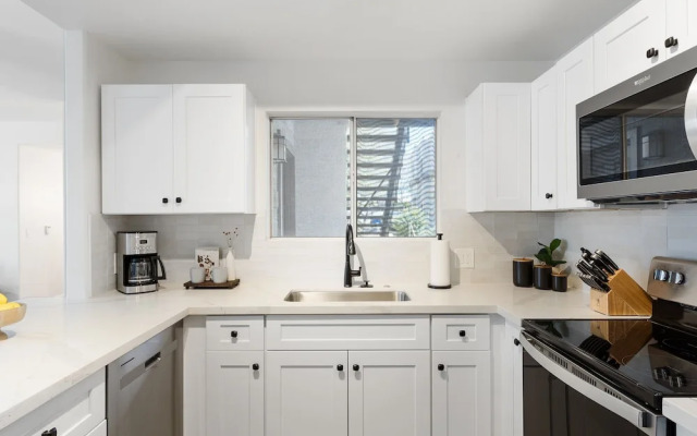 Solace - Community Pool & Gym -walk to Restaurants