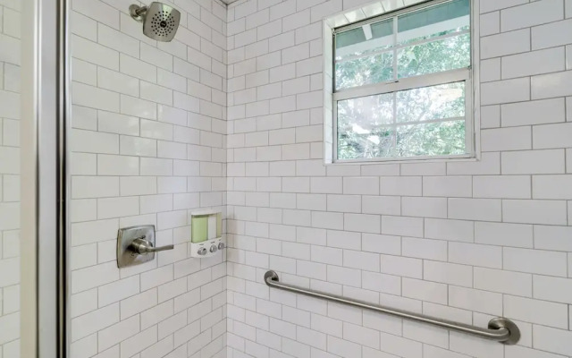 Wine Tours & Antiquing: Townhome Near Dtwn Brenham