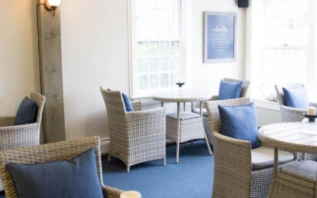 Allen Harbor Breeze Inn & Gardens