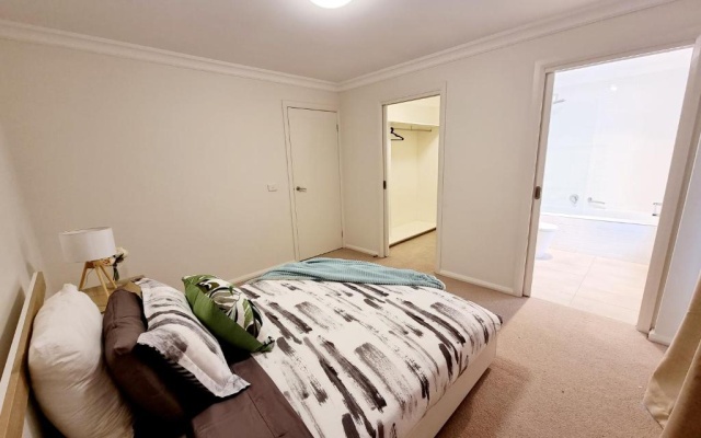 Modern Narre Warren three bedroom townhouse, close to Fountain Gate SC – Guest Rooms – Melbourne