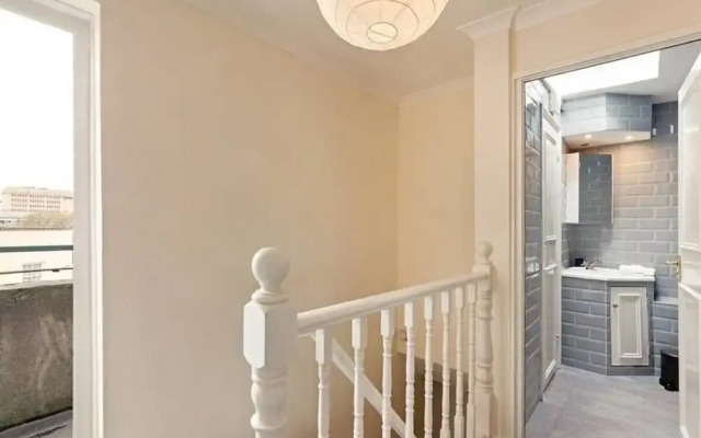 Comfy 6-sleeper Apt w/ Large Patio in W Kensington