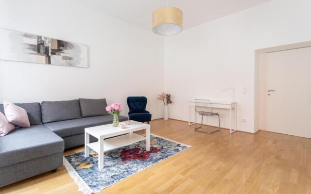 Charming Flat & Balcony near CentralStation Apt 5
