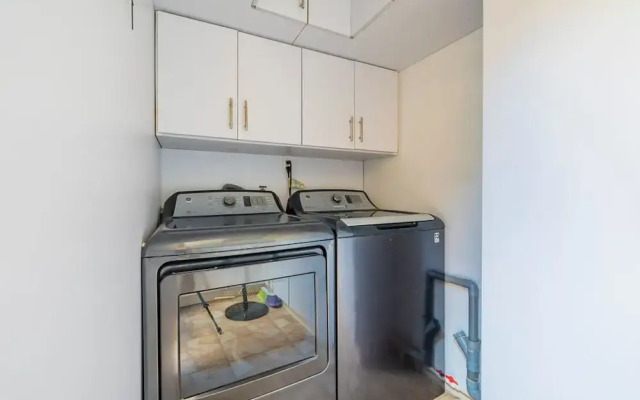 Urban 5BR Private Pool Getaway 10 Min- Bch