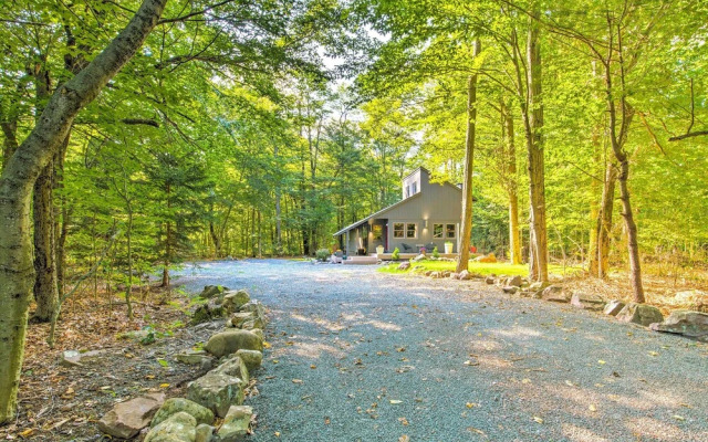 Pet-friendly Pocono Pines Rental w/ Hot Tub!