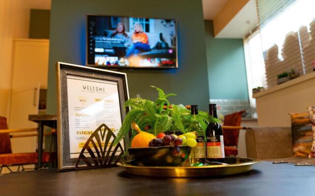 Luxury City Centre Getaway - Prime Location Sleeps 7!