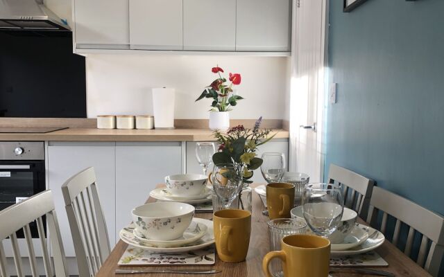 Sheffield 4-bedroom house free parking