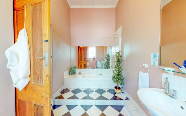 Mountain Manor Guest House & Executive Suites