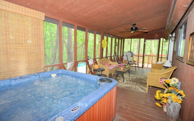 Fox Hollow - Cozy Den With a Hot Tub