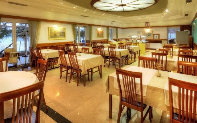 Hotel Dobrovit