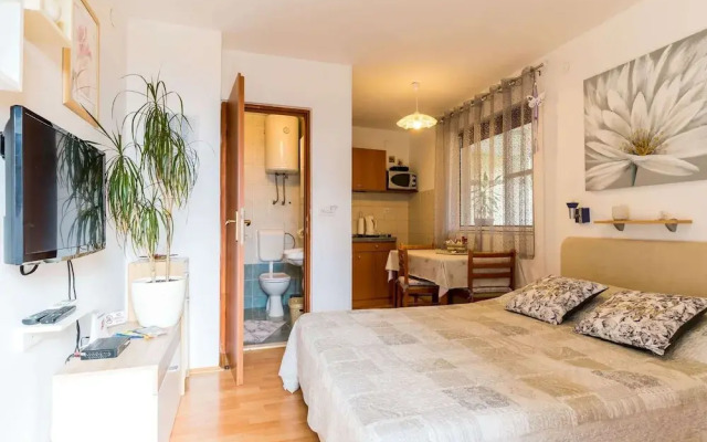 Studio Maro - Studio Apartment With Terrace