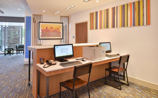 Holiday Inn Express & Suites Omaha Airport