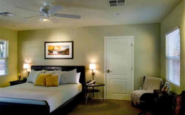 Queen's Inn By the River