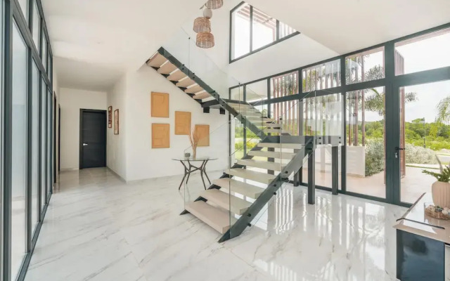 Magnificent Villa With Golf Cart Maid at Caleton