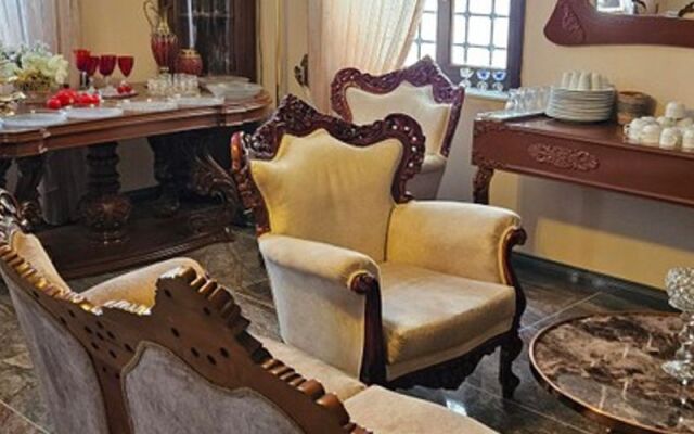 Loost Town Inn Hotel
