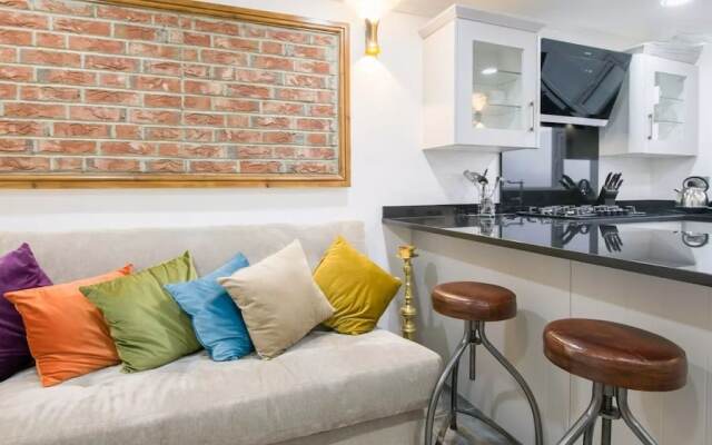 Colorful Apartment near Canary Wharf