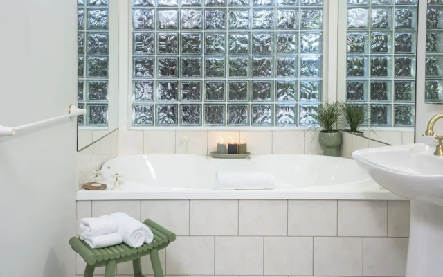 Botanica Retreat - Village Spa & Stay